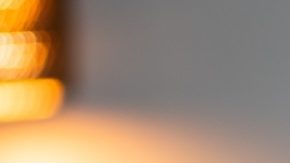 Una persona sostiene un billete de un dólar y una billetera marrón con monedas visibles en su interior.