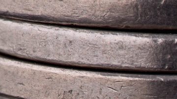 Moneda de diez centavos de Estados Unidos de 1990 con la cabeza de Roosevelt y una antorcha en el reverso.