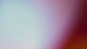 Moneda de 25 centavos de dólar con inscripción "Libertad" y fondo con fuegos artificiales con los colores tradicionales de la celebración estadounidense.