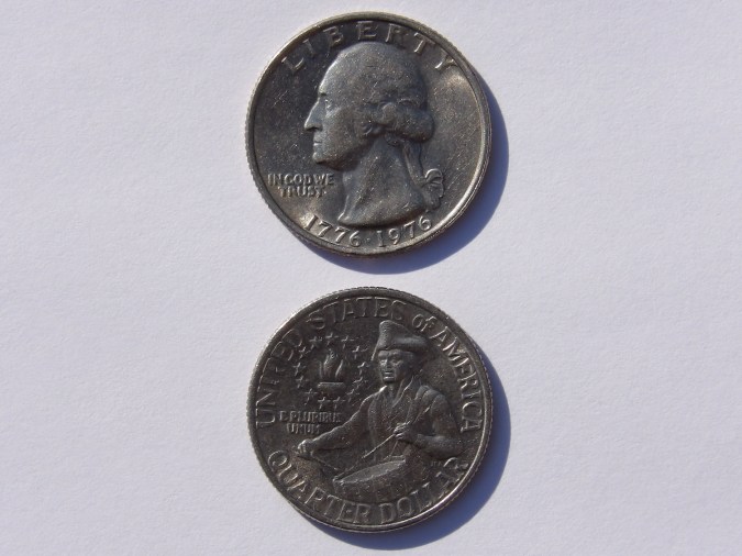 Una imagen del anverso y reverso del cuarto de dólar del Bicentenario de 1976.