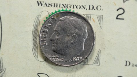 Moneda de diez centavos, moneda estadounidense de 10 centavos de 1977 que presenta el perfil de Franklin D. Roosevelt, el 32.º presidente de los Estados Unidos de América.