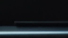 Mano levantando una moneda de diez centavos sobre un fondo de teclado de computadora. Concepto de negocio online para ganar dinero.