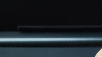 Mano levantando una moneda de diez centavos sobre un fondo de teclado de computadora. Concepto de negocio online para ganar dinero.