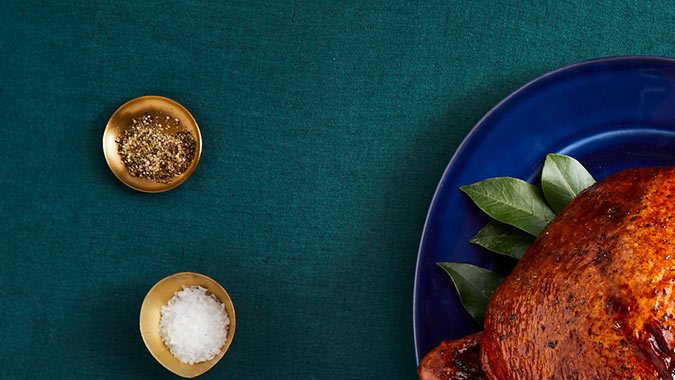 Imagen de un pavo de fiestas sobre una mesa color verde.