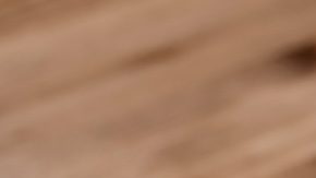 Teléfono inteligente con el logotipo de Walmart en la pantalla, carrito de compras y paquetes.