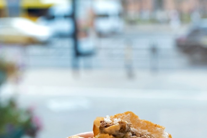 Un hombre come en un restaurante McDonald's.