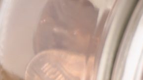 Frasco de vidrio con monedas de un centavo sobre la mesa, primer plano.