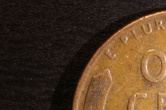 Fotografía macro de un centavo antiguo.