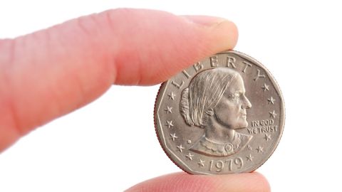 Primer plano de la moneda de un dólar de Susan B. Anthony aislada en blanco.