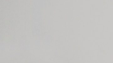 Mano de un hombre que sostiene monedas y las cuenta.