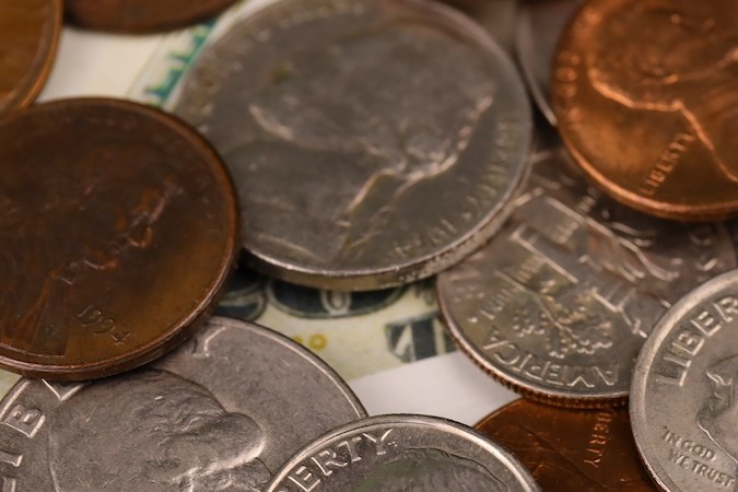 Primer plano de monedas de un centavo de los Estados Unidos. Gran cantidad de dinero sobre la mesa.