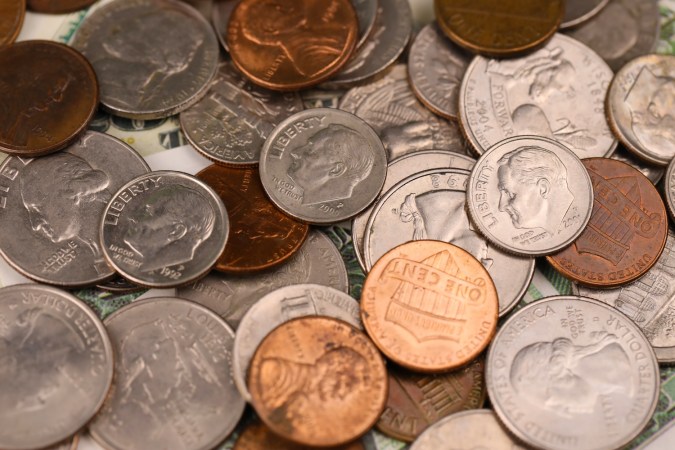 Primer plano de monedas de un centavo de los Estados Unidos. Gran cantidad de dinero sobre la mesa.