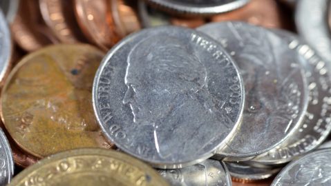 Pila de monedas estadounidenses de 1 centavo, 5, 10, 25 centavos, cuarto y un dólar.