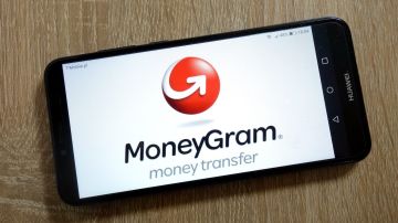 Logotipo de MoneyGram International Inc. mostrado en el teléfono inteligente.