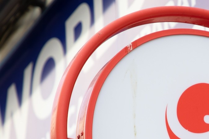 Texto y logotipo del letrero de transferencia de dinero de la marca MoneyGram, fachada de la entrada.