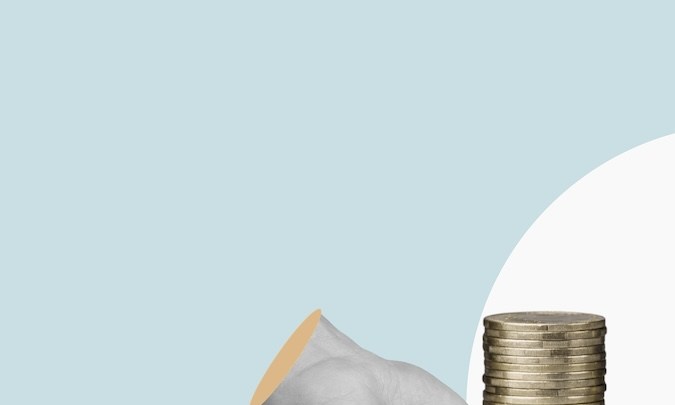 Mano de hombre de negocios grande da monedas de dinero.