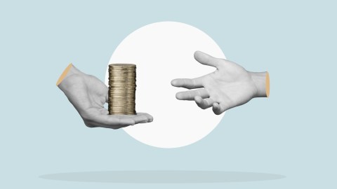 Mano de hombre de negocios grande da monedas de dinero.