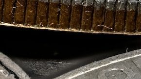 Una toma de primer plano de una pila de monedas de medio dólar Kennedy de los Estados Unidos.