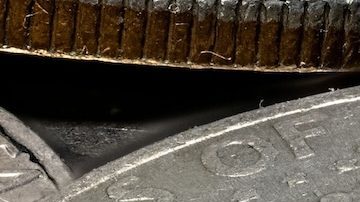 Una toma de primer plano de una pila de monedas de medio dólar Kennedy de los Estados Unidos.