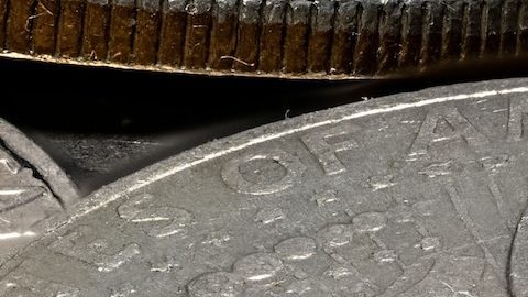 Una toma de primer plano de una pila de monedas de medio dólar Kennedy de los Estados Unidos.