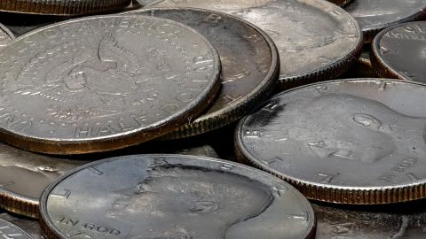 Una toma de primer plano de una pila de monedas de medio dólar Kennedy de los Estados Unidos.