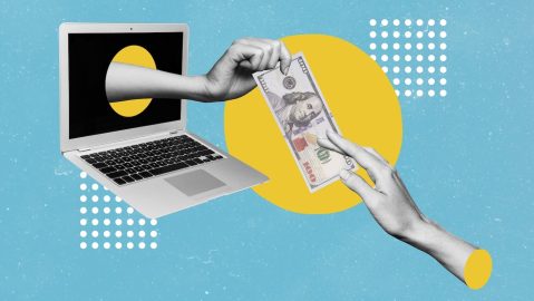 Boceto de postal con collage de fotografías creativas, dibujo de pago de suscripción en el interior de una netbook aislada sobre un fondo de pintura.