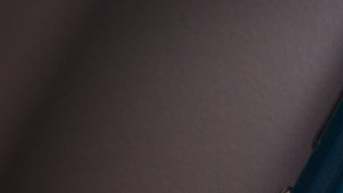 Logotipo de la marca ALDI en el sitio web Aldi.us en iPhone en modo oscuro.