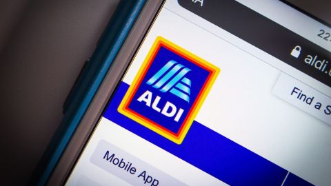 Logotipo de la marca ALDI en el sitio web Aldi.us en iPhone en modo oscuro.