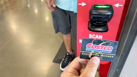 Nuevo escáner de tarjeta de membresía del almacén de Costco en la entrada de la tienda local.