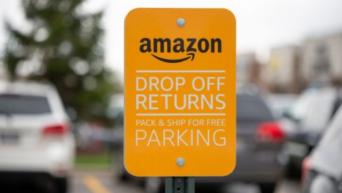 Un cartel de entrega o devolución de Amazon afuera de una tienda departamental Khol's.