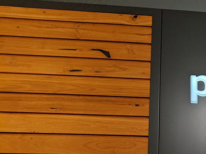 Recogida y devolución de libros en tienda de Amazon. Cartel de sonrisa por la noche.