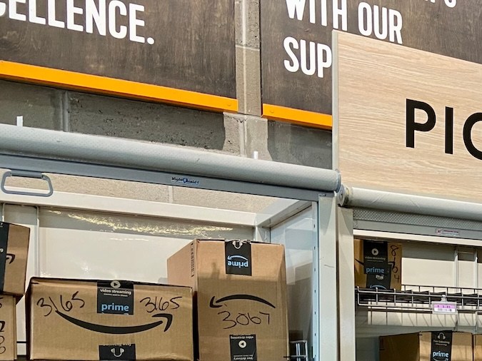 Estantes de recogida y devolución de Amazon en Whole Foods en Harlem, ciudad de Nueva York.