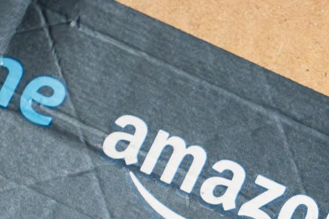 Logotipo de la marca Amazon Prime en una caja de papel.