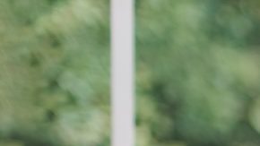 Jubilada que agrega artículos a su carrito en línea.