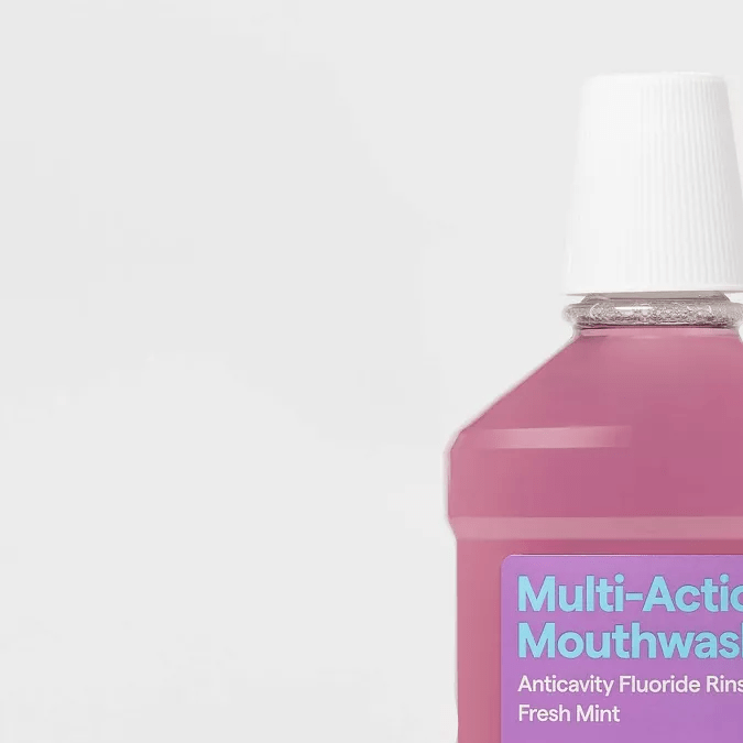 Enjuague bucal anticaries con flúor up & up.