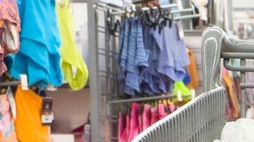 Primer plano de un carrito de compras casi vacío dentro de una tienda local Walmart Supercenter.