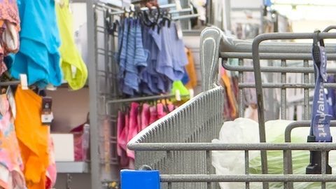 Primer plano de un carrito de compras casi vacío dentro de una tienda local Walmart Supercenter.