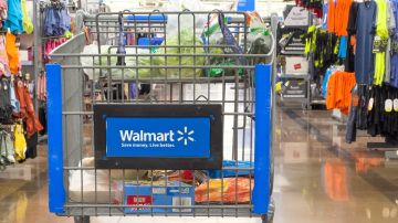 Primer plano de un carrito de compras casi vacío dentro de una tienda local Walmart Supercenter.
