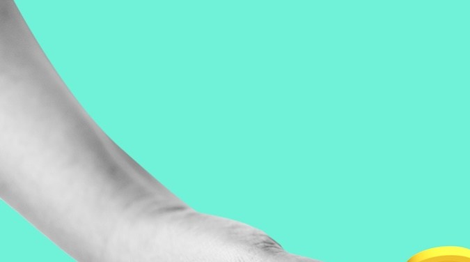 Collage de arte contemporáneo con monedas de oro donadas por la mano de un hombre aisladas sobre fondo verde.