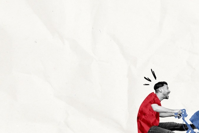 Retrato en collage de un chico blanco y negro excitado que monta en bicicleta con un icono de marca de verificación con una flecha hacia arriba aislado sobre un fondo de papel blanco.