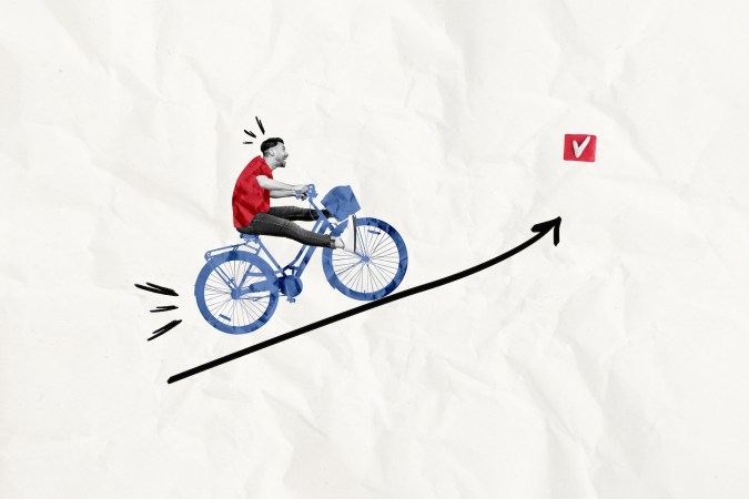 Retrato en collage de un chico blanco y negro excitado que monta en bicicleta con un icono de marca de verificación con una flecha hacia arriba aislado sobre un fondo de papel blanco.