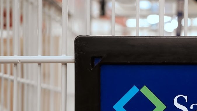 Primer plano del logotipo de la marca Sam's Club en el carrito de compras del interior de la tienda.