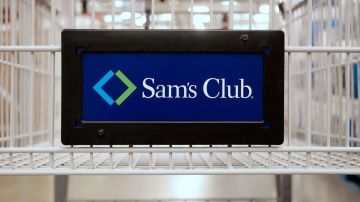 Primer plano del logotipo de la marca Sam's Club en el carrito de compras del interior de la tienda.