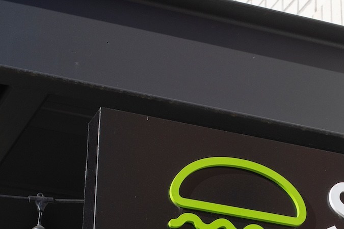 Primer plano del letrero de Shake Shack en su restaurante en Beaverton, Oregon.