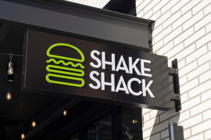 Primer plano del letrero de Shake Shack en su restaurante en Beaverton, Oregon.