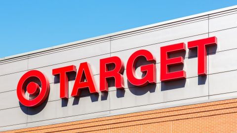 Logotipo de Target en una sucursal de una tienda departamental de descuento.