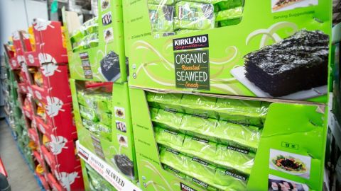 Vista de varios paquetes de snack de algas tostadas orgánicas Kirkland Signature.