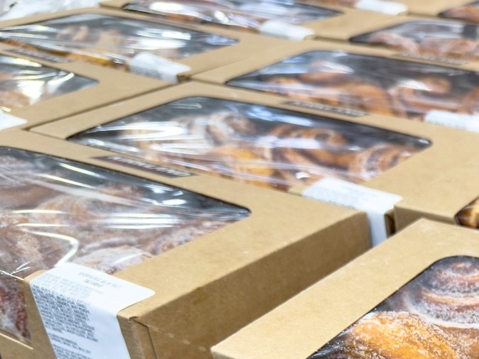 Una vista de varios paquetes de Kirkland Signature Morning Buns, en exhibición en un supermercado local Costco.