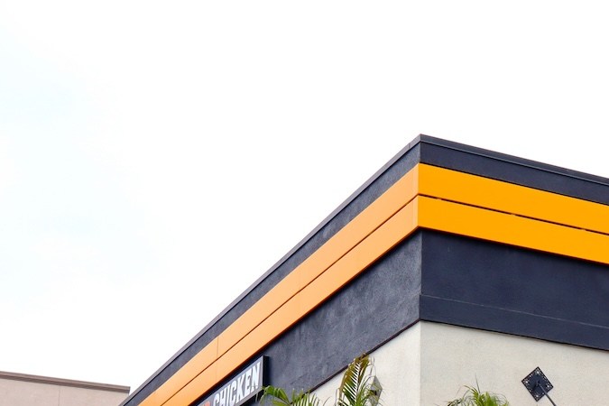 Fachada de un restaurante de El Pollo Loco en Los Ángeles, California.