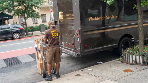 Conductor de UPS prepara entregas en Chelsea en Nueva York.